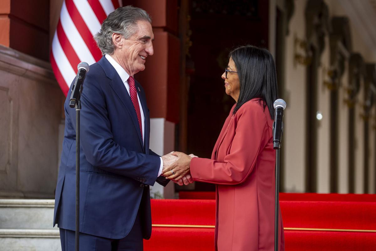 El secretario de Interior de Estados Unidos, Doug Burgum, junto a la presidenta encargada de Venezuela, Delcy Rodríguez, en Caracas.