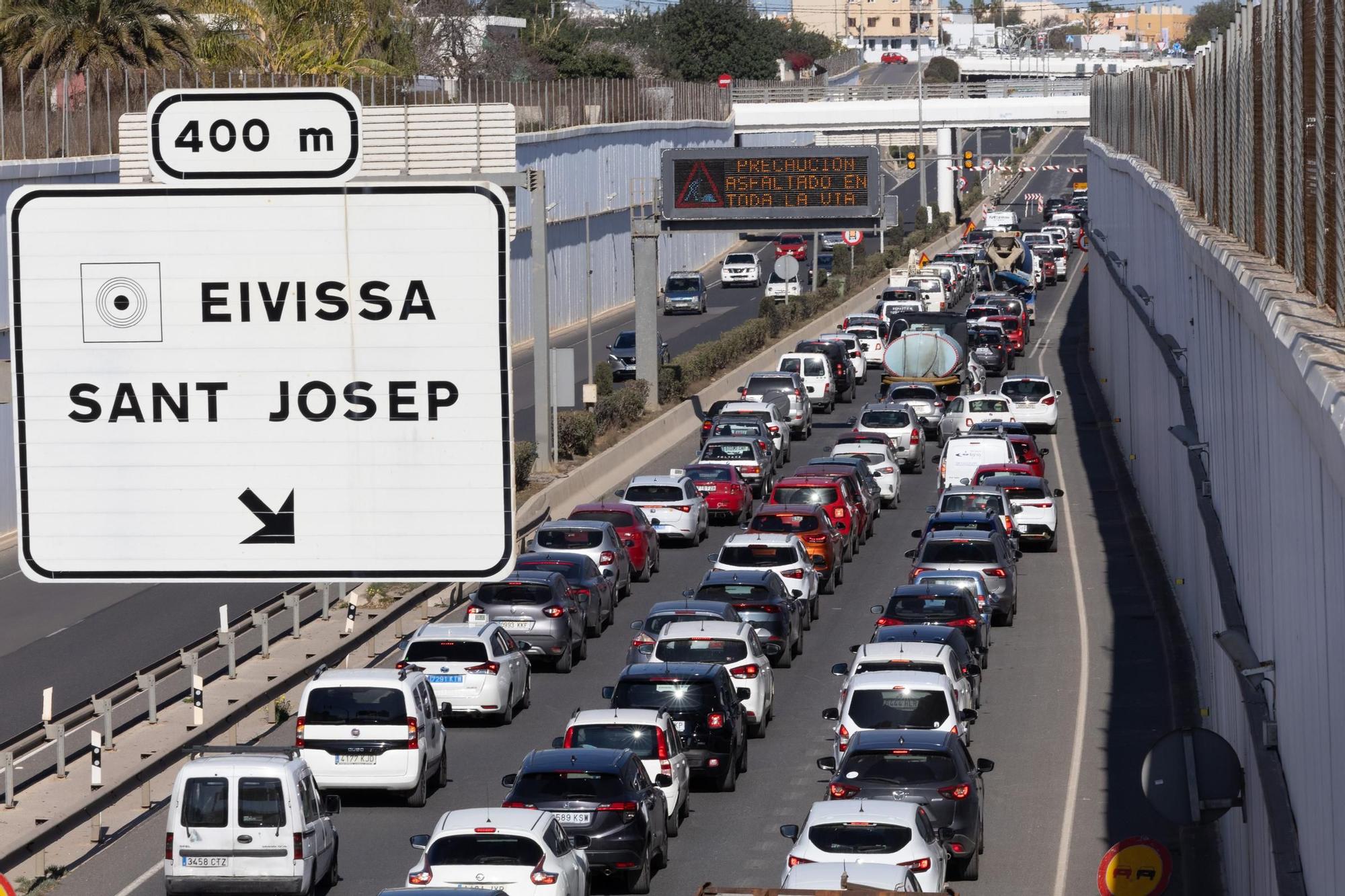 Galería: Atasco en la carretera del aeropuerto de Ibiza por las obras