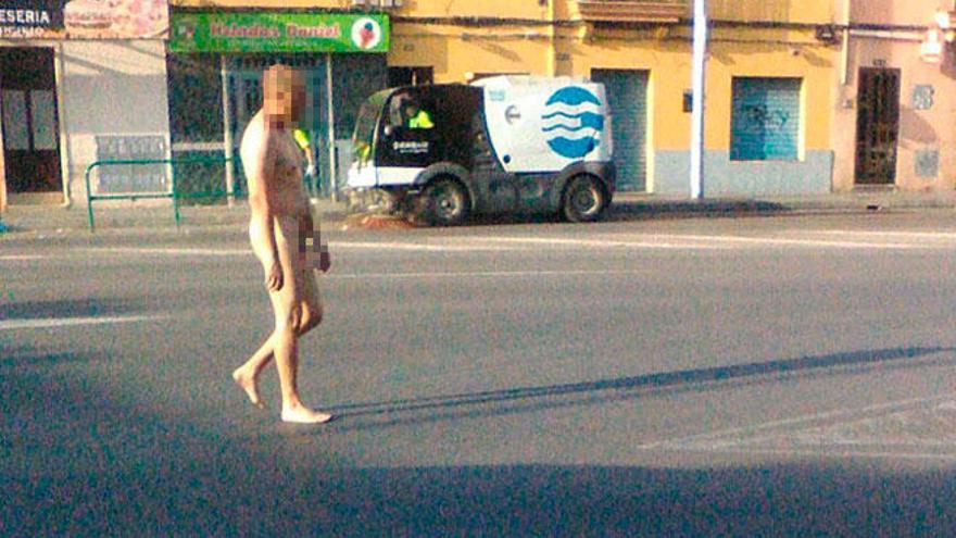 Un enfermo mental deambula desnudo y con una herida en la cabeza por la calle Manacor