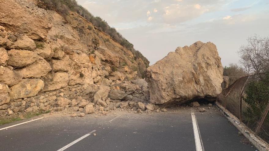 Varias rocas de gran tamaño obligan a cerrar una carretera de Tenerife