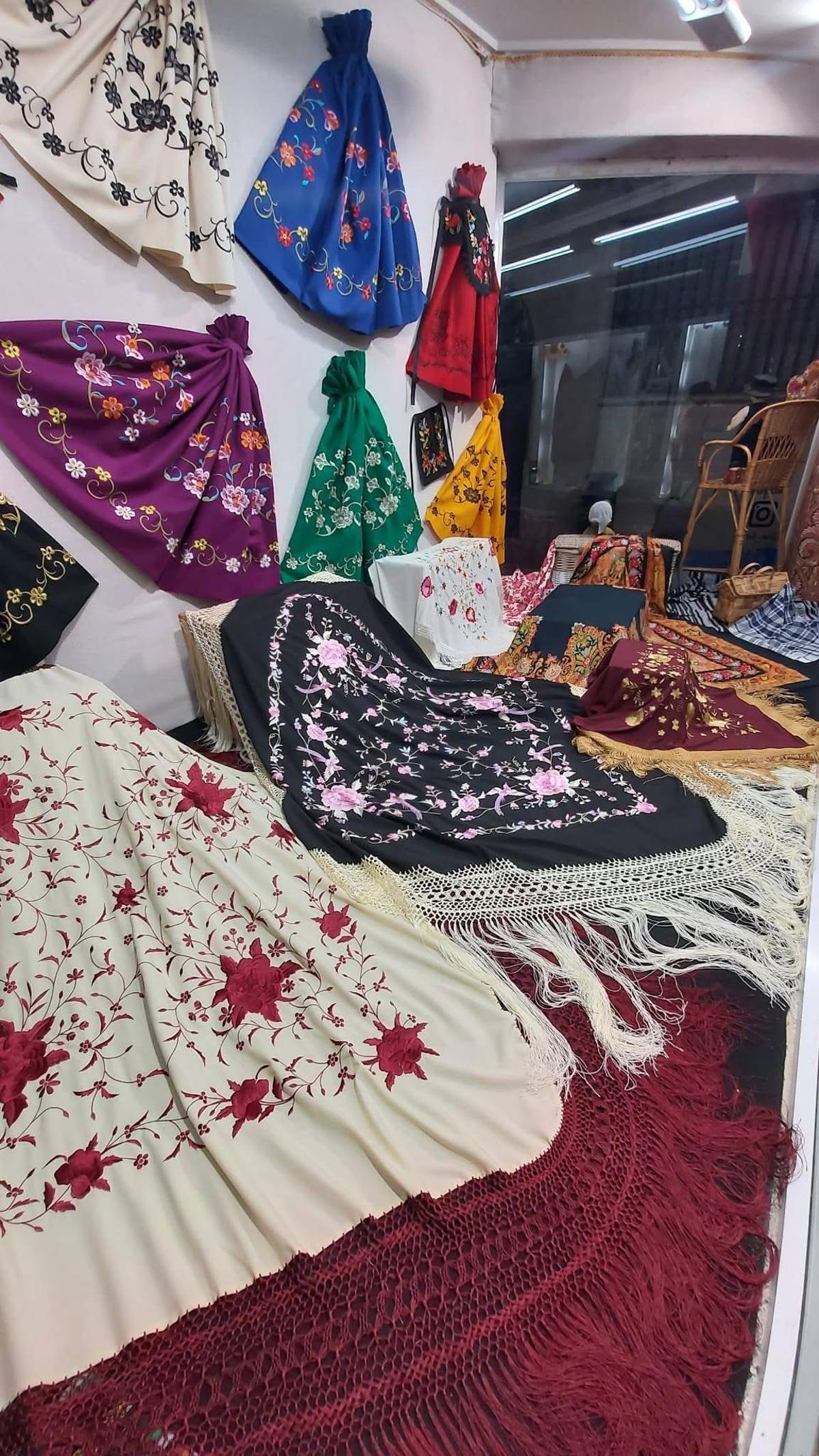 FOTOGALERÍA | Así luce el nuevo escaparate 'extremeño' de Retales Manolo en Cáceres