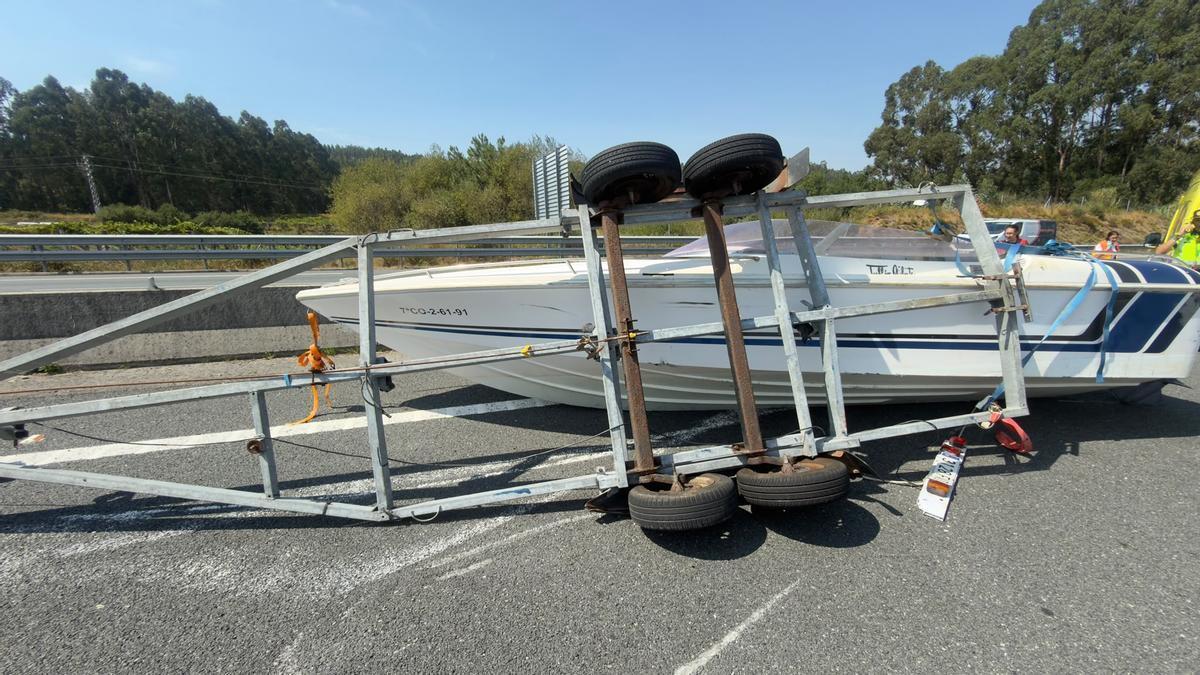 Vista de la lancha sobre el asfalto en la Autovía do Salnés a su paso por Meis.