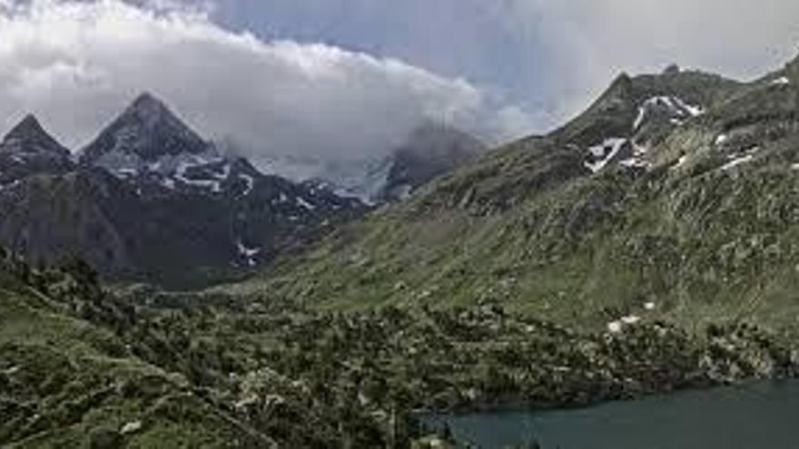 Nuboso y lluvias en las montañas con viento muy fuerte y mínimas en descenso