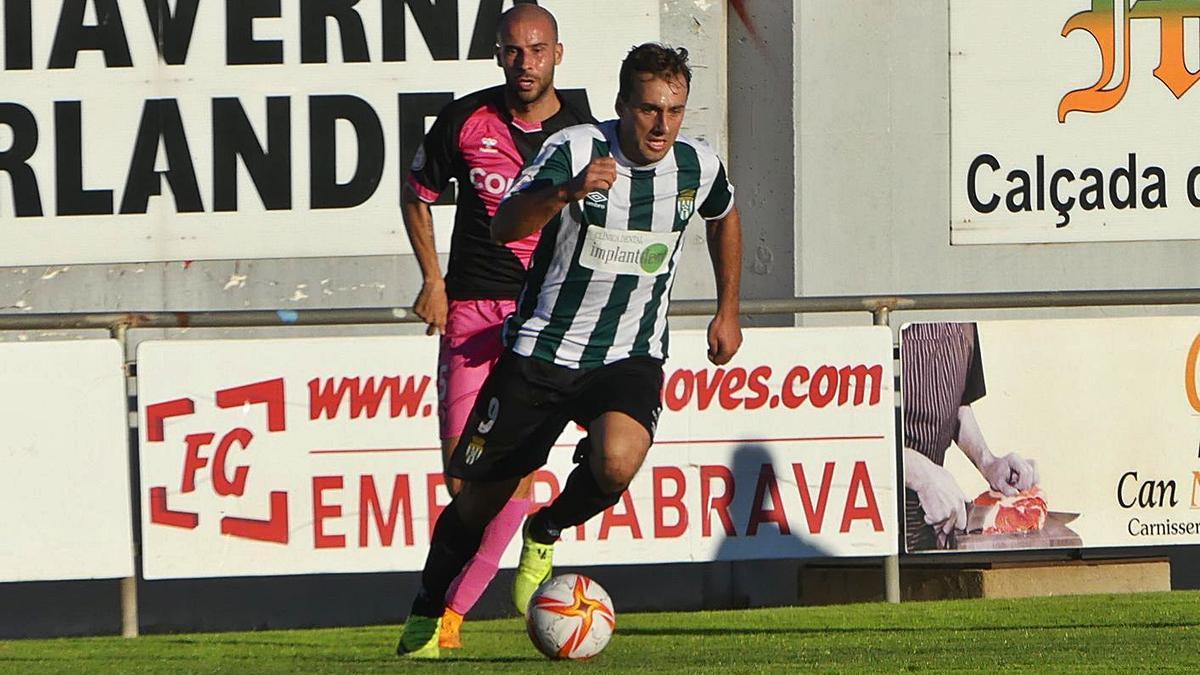 Adrià Casanova va encarrilar la victòria contra l’Hospitalet amb dos gols (2-0)