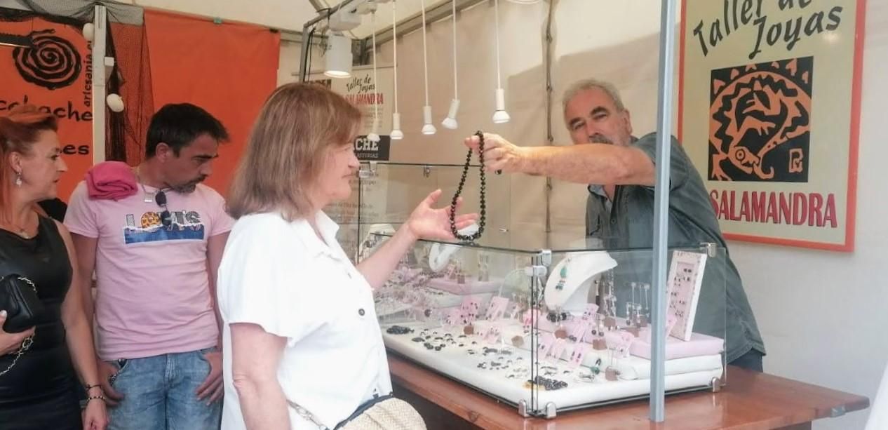 Villaviciosa se lo lleva de calle: ferias, desfiles y comercio en la calle en un fin de semana de gran afluencia de público