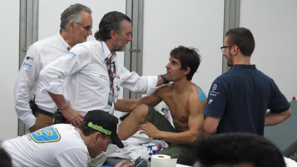 Los doctores Xavier Mir y Ángel Charte atienden a Julito Simón, en Sepang (Malasia), en 2015.