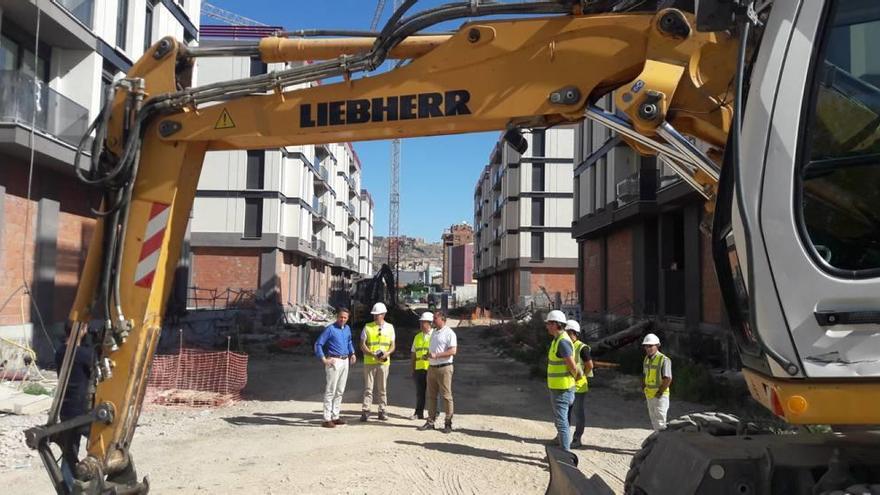 El alcalde visitó ayer las obras de urbanización del barrio de San Fernando.