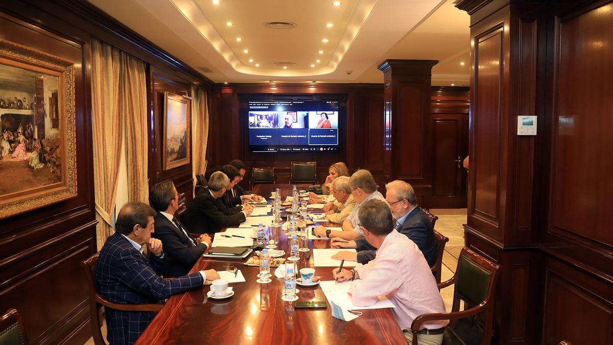 Una imagen del encuentro entre consejeros del banco y patronos de la Fundación Unicaja.