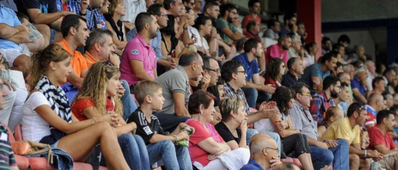 Aficionados de la UD Ourense en la grada de Tribuna de O Couto. // Brais Lorenzo