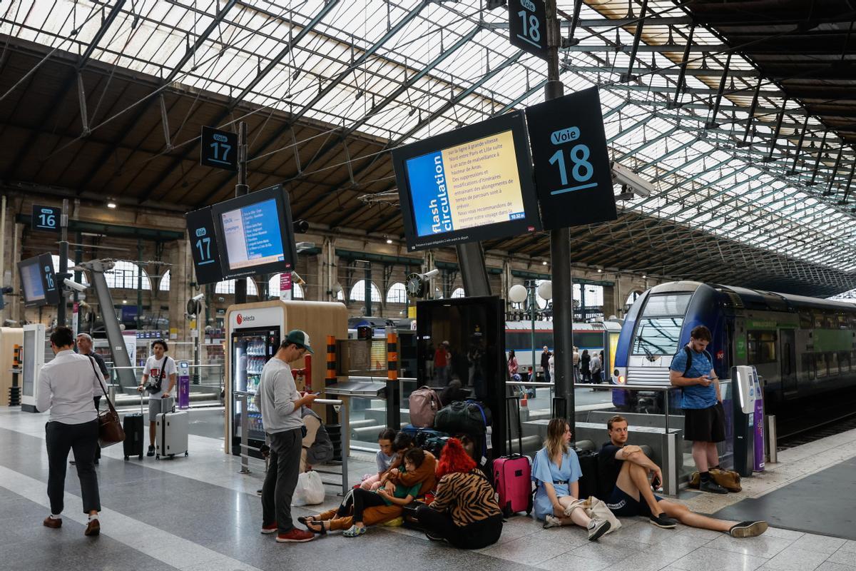 Paris (France), 26/07/2024.- Stranded passengers wait inside Gare du Nord station in Paris, France, 26 July 2024. Frances high speed rail network TGV was severely disrupted on 26 July following a massive attack, according to train operator SNCF, just hours before the opening ceremony of the Paris 2024 Olympic games. French Transport Minister Patrice Vergriete condemned these criminal actions saying that they would seriously disrupt traffic until this weekend. Around 800,000 passengers are expected to be affected over the weekend. (Francia) EFE/EPA/MAST IRHAM