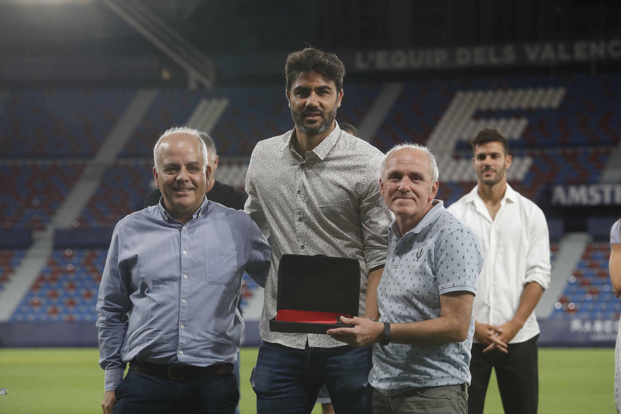 El Levante UD Iza la bandera con las peñas levantinistas