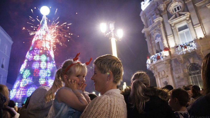 La magia de Peter Pan ilumina el encendido de las luces de Navidad en Cartagena