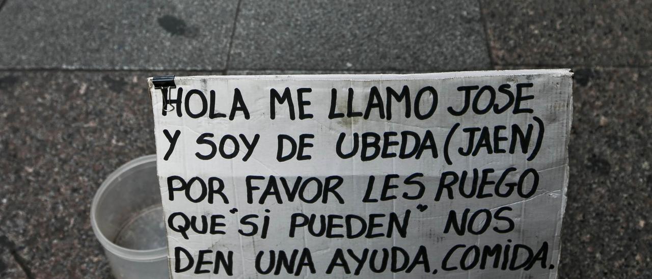 Cartel de una persona que pide en la calle de Alicante