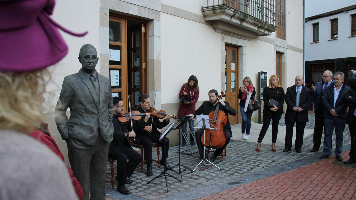 Estatua dedicada a Severo Ochoa, el día de su inauguración.