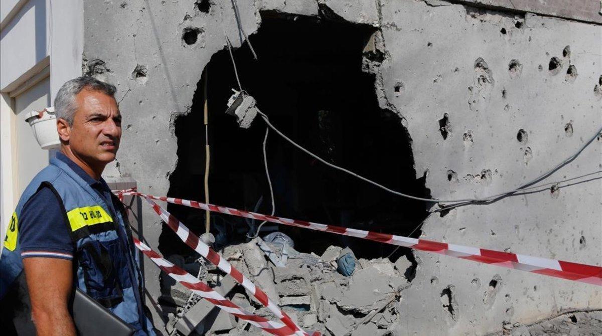 zentauroepp45881246 an israeli man inspects a house damaged by a rocket fired fr181114112718