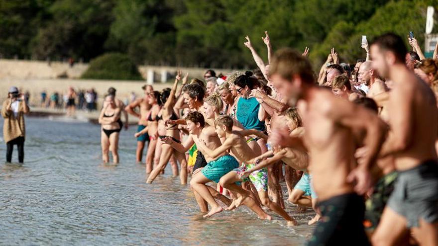Año Nuevo en Ibiza: Calor y vino para un primer baño multitudinario