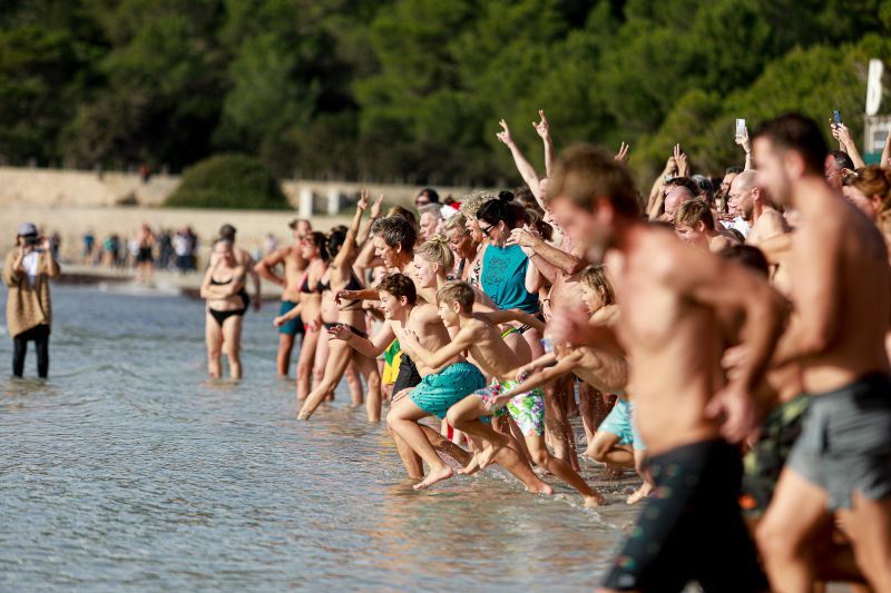 Primer baño del año. Ses Salines.