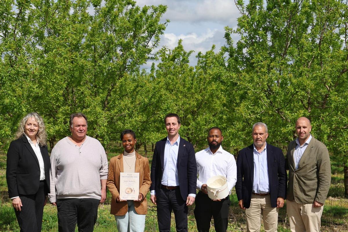 Foto de familia tras la entrega del premio Flor d'Ametller.