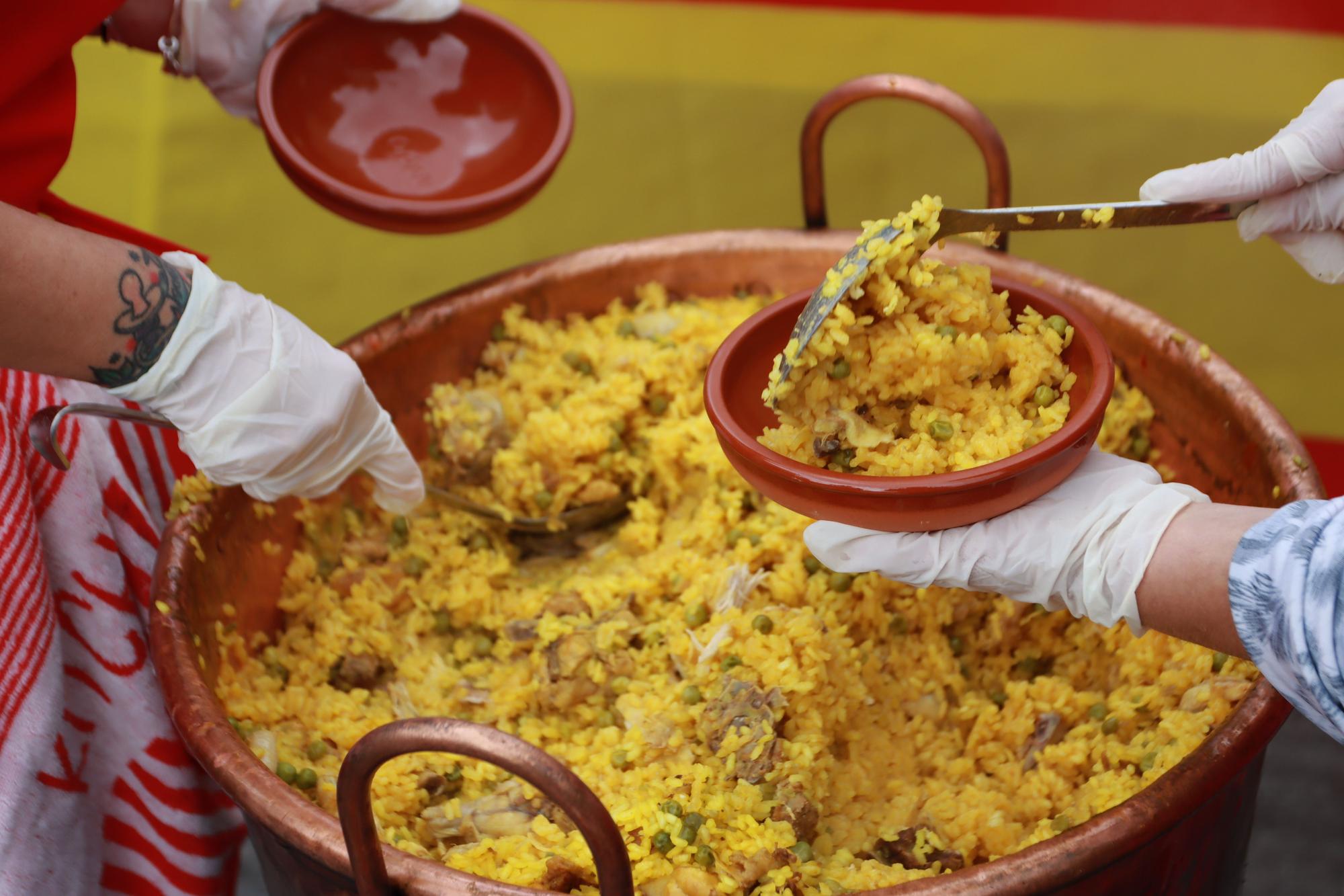 Las fotos del reparto de 7.000 raciones de arroz en Almassora