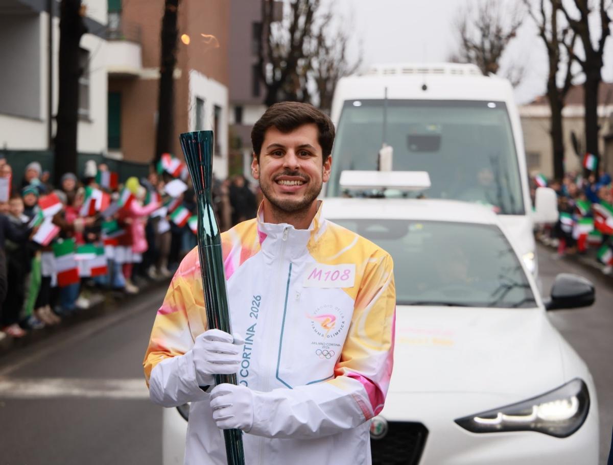 Carlos Cachero, con la antorcha olímpica, en la ciudad italiana de Como