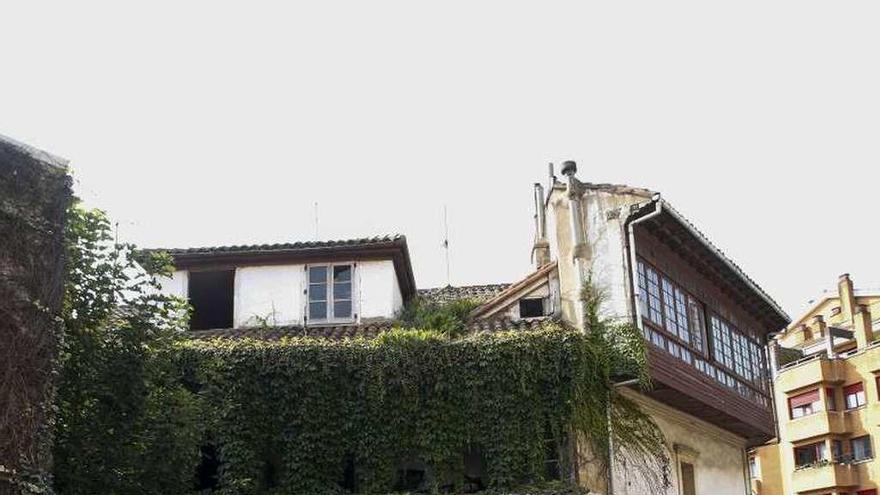 Arriba, la casa en mal estado en la avenida del Gayo; sobre estas líneas, el edificio abandonado entre las calles España y Ramón Pérez de Ayala.