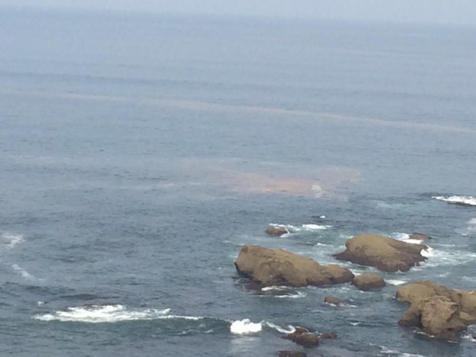 Una mancha de contaminación obliga a cerrar la playa de La Ñora