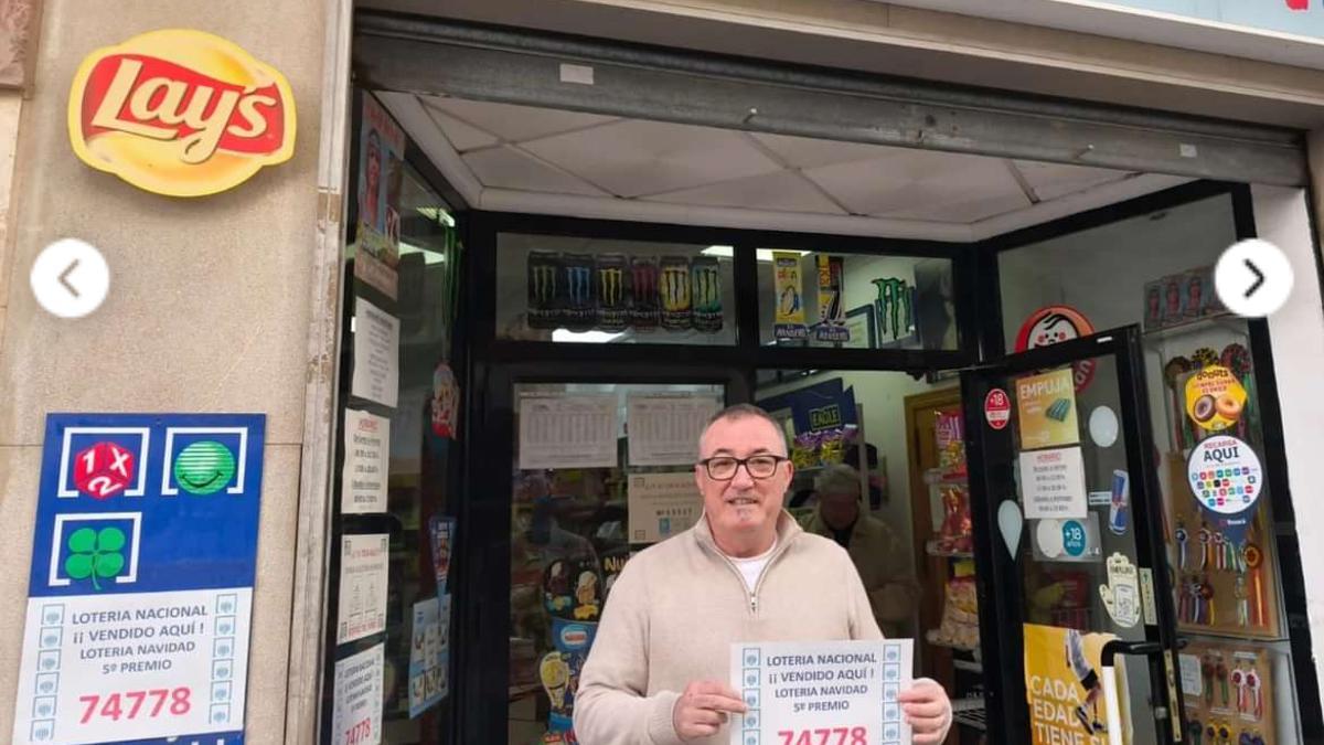 Jesús Prades sostiene con alegría el número agraciado en el sorteo de la Lotería de Navidad.