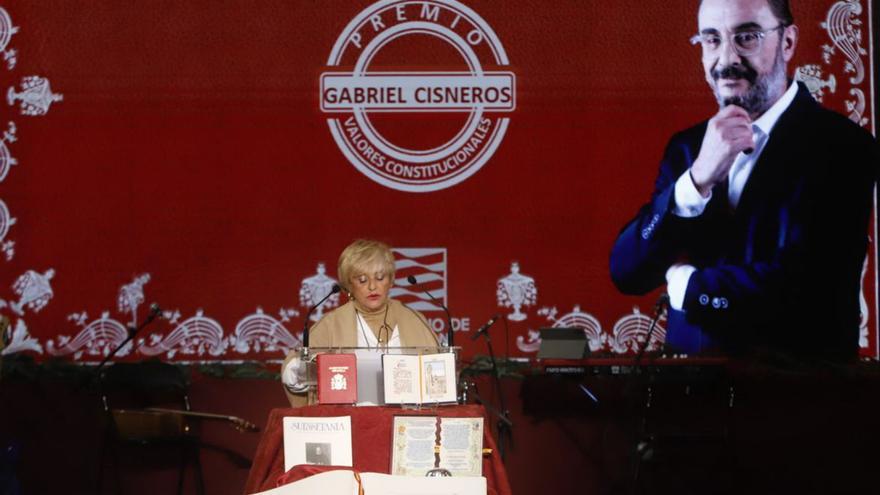 Su viuda recogió el Premio Gabriel Cisneros concedido a Javier Lambán.