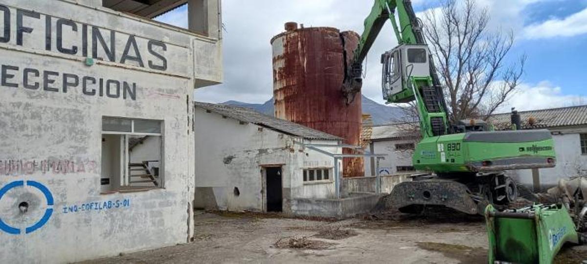 Las máquinas se predisponen a desmantelar los depósitos metálicos de la antigua fábrica de Inquinosa