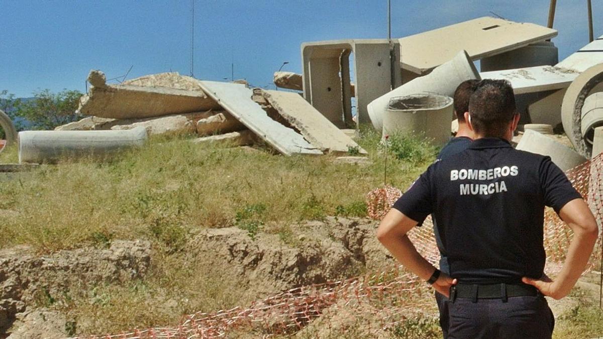 Dos agentes, ayer en la escuela de San Ginés, donde comenzaron los cursos.