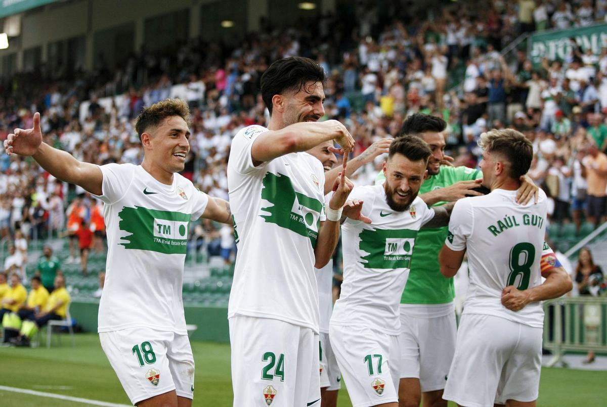 ELCHE (ALICANTE), 22/05/2022.- El centrocampista del Elche Kike Pérez (2-i) celebra con sus compañeros tras marcar el segundo gol ante el Getafe, durante el partido de Liga en Primera División que disputan este domingo en el estadio Martínez Valero, en Elche. EFE/Manuel Lorenzo