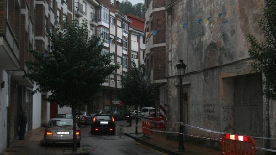 El teatro Santarúa, a la derecha, precintado por la Policía por el riesgo de derrumbes.