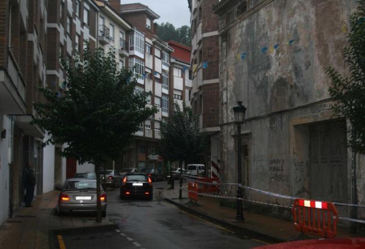 El teatro Santarúa, a la derecha, precintado por la Policía por el riesgo de derrumbes.