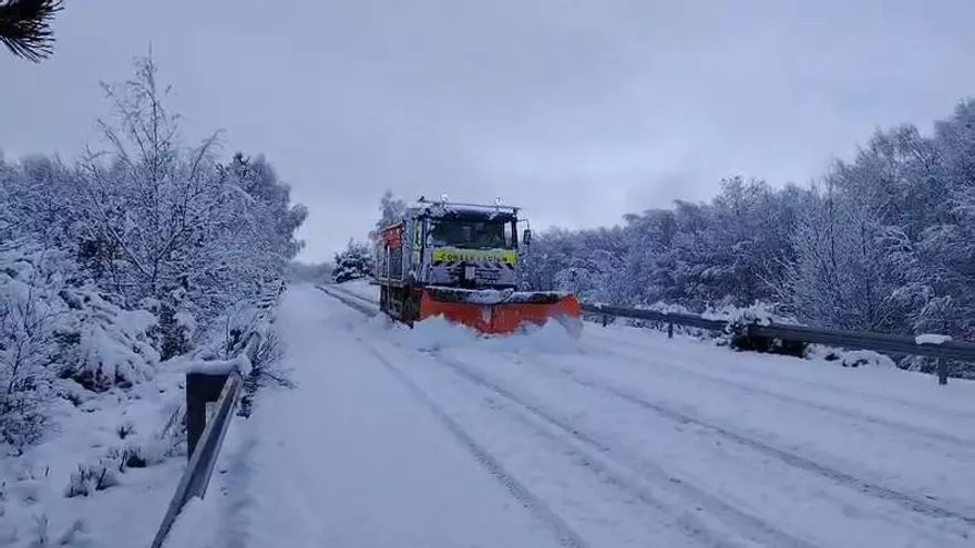 VÍDEO | La nieve complica la cirulación en las carreteras de Zamora