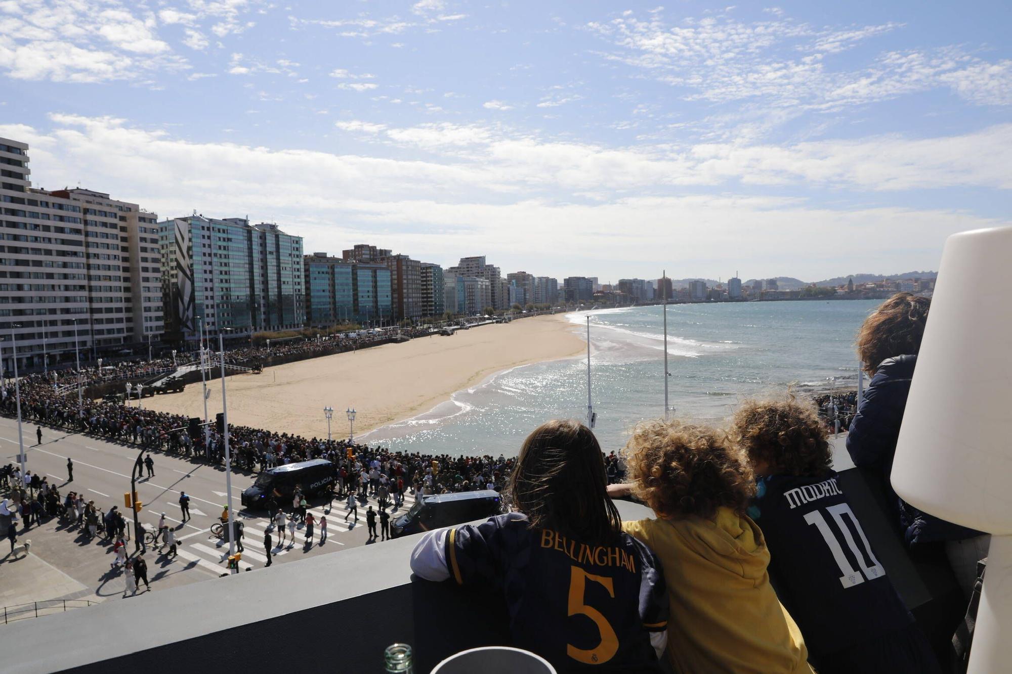 EN IMÁGENES: Así fue la revista naval  del Rey Felipe VI y la exhibición aérea en Gijón por el Día de las Fuerzas Armadas