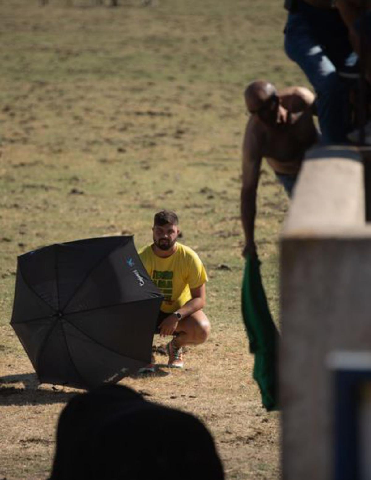 Abajo a la izquierda, los toros en la pradera. En el centro, los astados bebiendo agua. A la derecha, los vecinos viendo a los toros entrar al pueblo desde la pradera. | E. F.