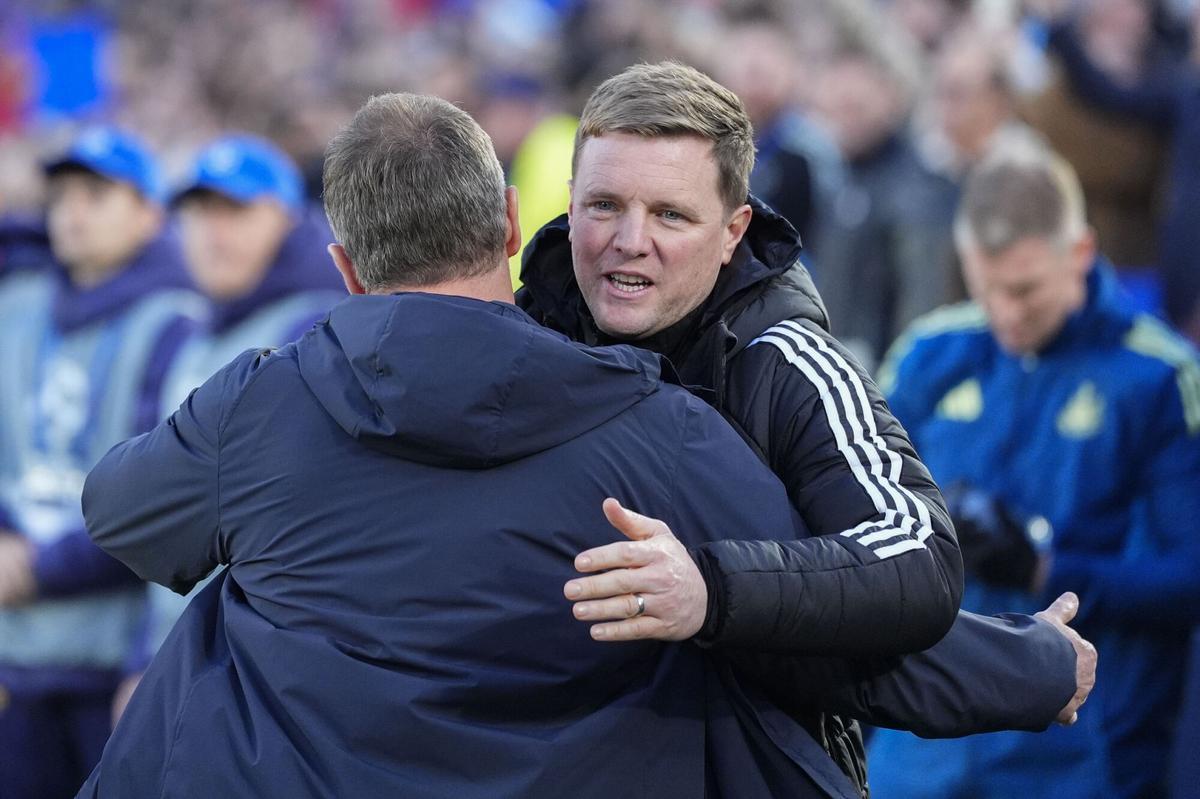 El entrenador del Newcastle, Eddie Howe (d) saluda al del Barcelona, el alemán Hansi Flick antes del partido de vuelta de los octavos de final de la Liga de Campeones disputado entre el Barcelona y el Newcastle, este miércoles en el Camp Nou. EFE/Siu Wu