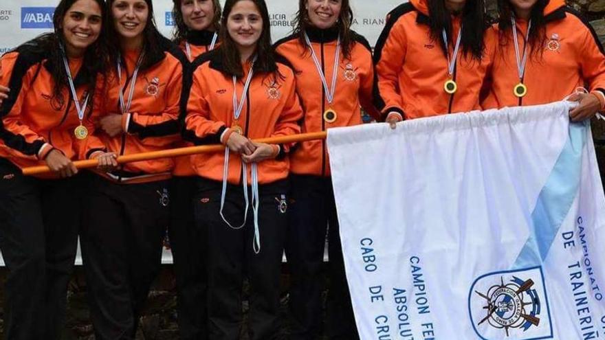 Las remeras de Chapela, en el podio, con la bandera de campeonas.