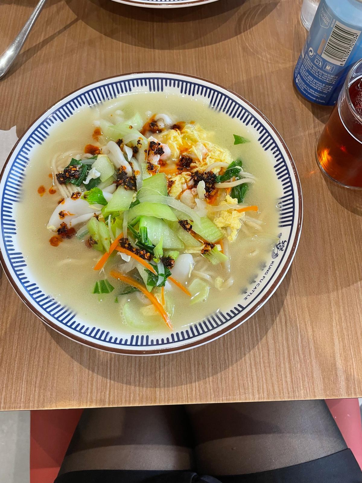 Nudelsuppe mit Meeresfrüchten.