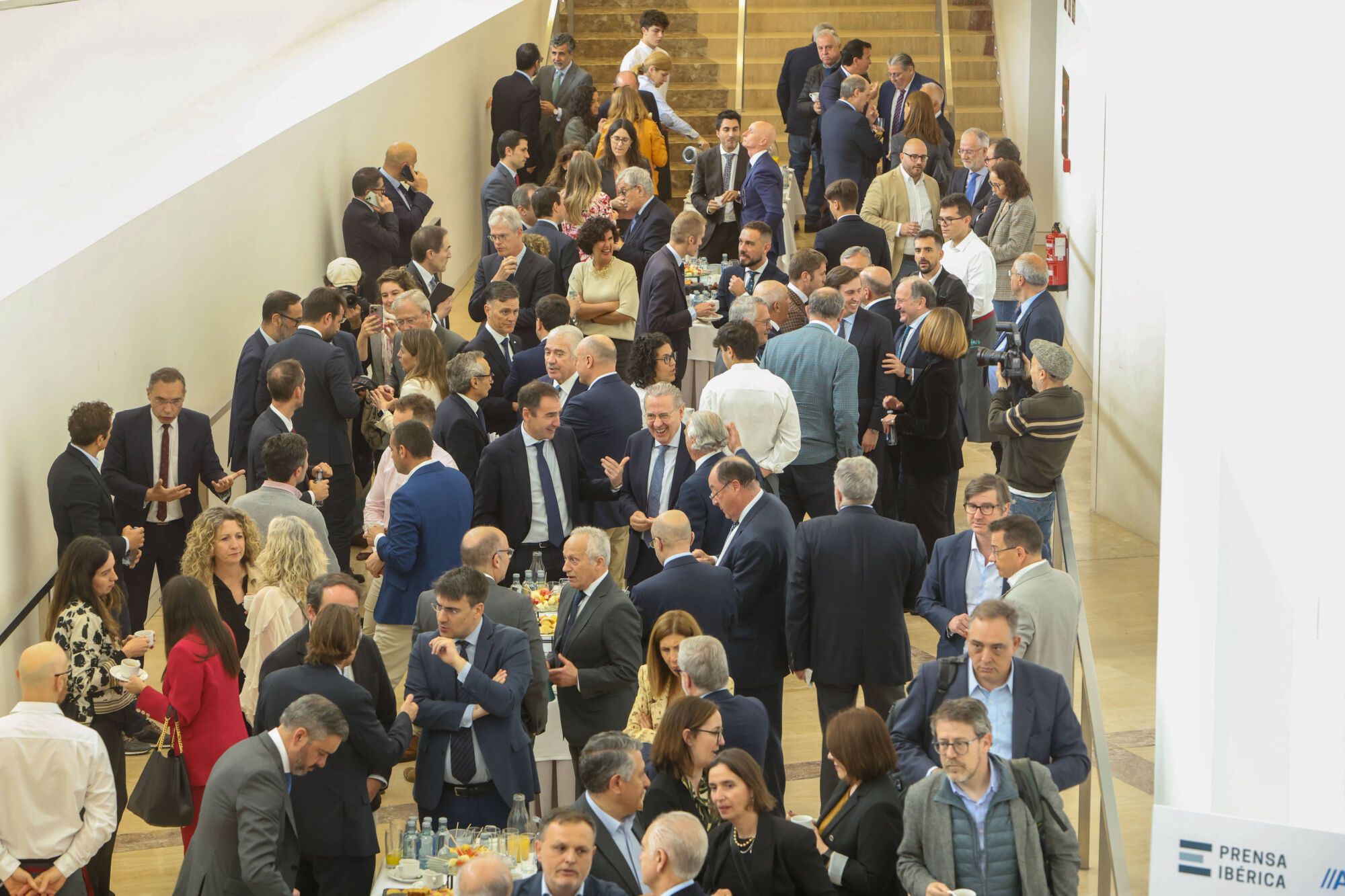 Los participantes e invitados al Foro del Noroeste charlan durante una pausa para el café. 