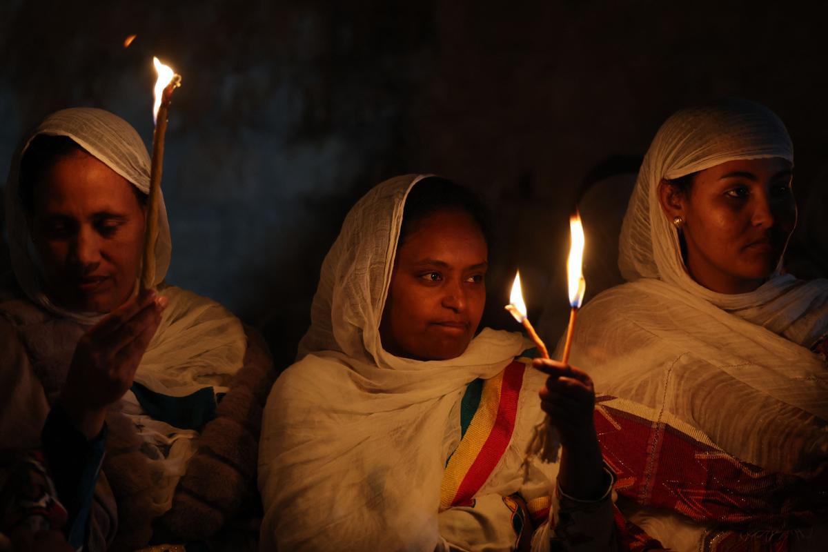 Cristianos ortodoxos celebran “Fuego Sagrado” en Jerusalén. eregrinos cristianos ortodoxos sostienen velas durante la ceremonia del Fuego Sagrado, un día antes de la Pascua ortodoxa, el sábado 15 de abril de 2023 en la Iglesia del Santo Sepulcro en la Ciudad Vieja de Jerusalén, donde muchos cristianos creen que Jesús fue crucificado y enterrado antes de resucitar.