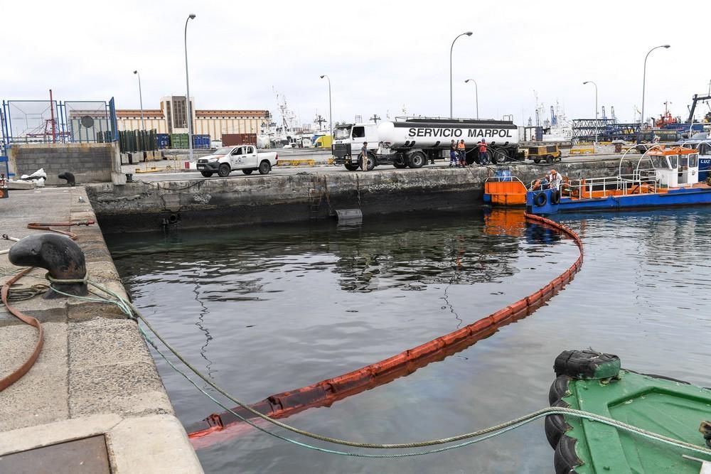 Vertido de 3.000 litros de residuos de combustibles en el Puerto de La Luz