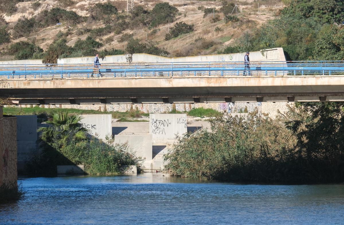 Dos personas cruzan sobre el Barranco de las Ovejas, esta semana.