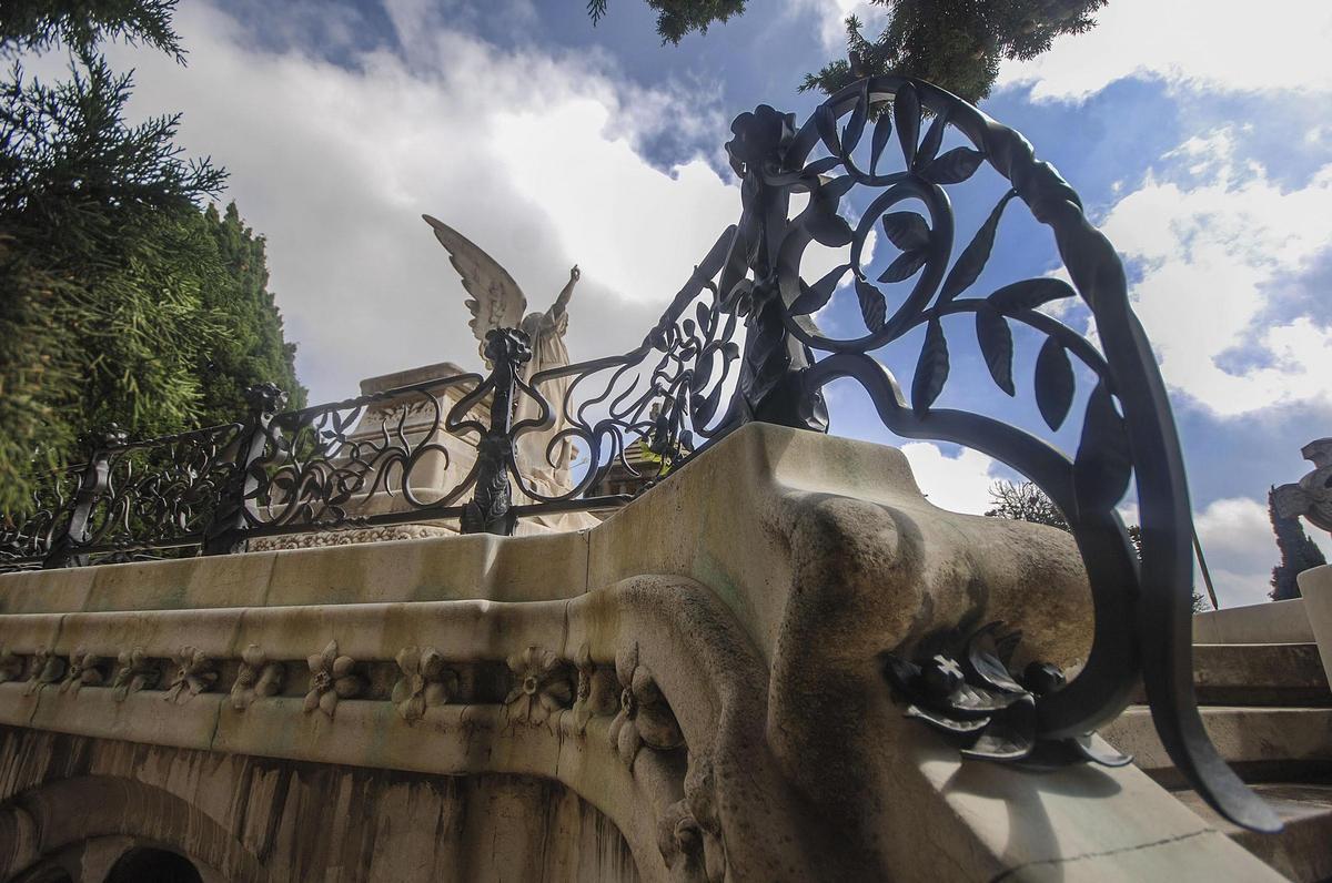 Detalle de la réplica de la valla que se ha recolocado en el panteón Coromina, en el cementerio de Montjuïc, en Barcelona.