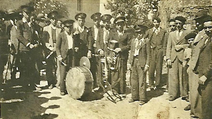 Músicos en 1930 (esquerda) 