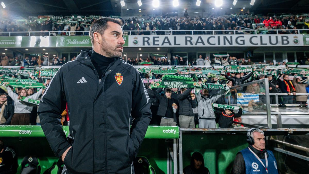 Rubén Sellés, antes del comienzo del partido entre el Racing y el Real Zaragoza en El Sardinero.