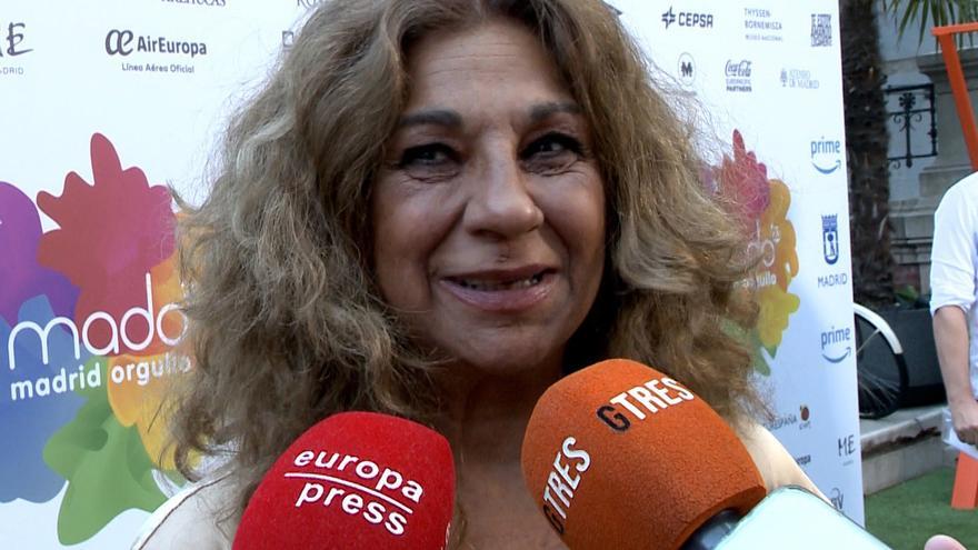 Lolita Flores rompe su silencio sobre su sexualidad:  &quot;De verdad ¡qué difícil&quot;