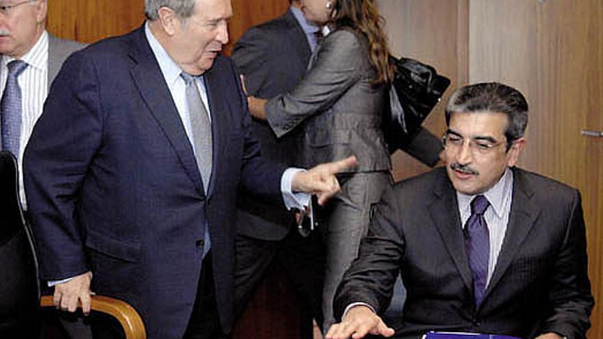 Jerónimo Saavedra y Román Rodríguez durante un encuentro el año pasado.
