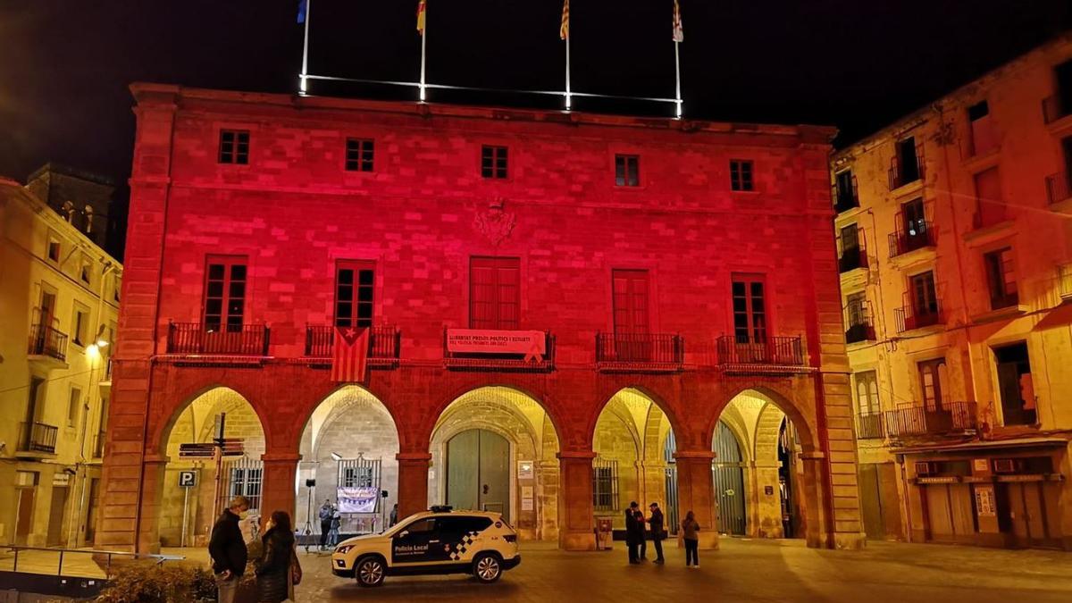 La façana de color vermell pel dia de la Creu Roja, la sida i la pena de mort