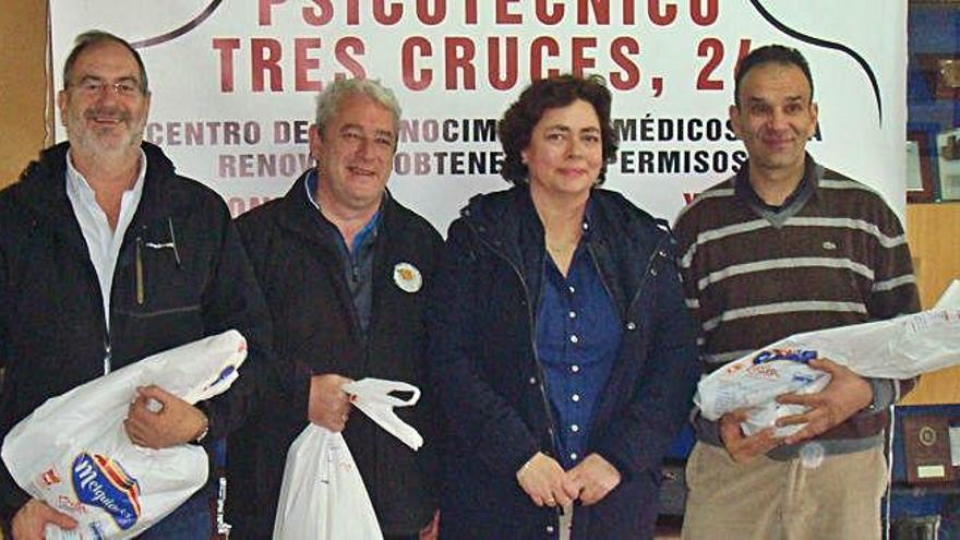 Los tres mejores tiradores de la cita posan para las cámaras.